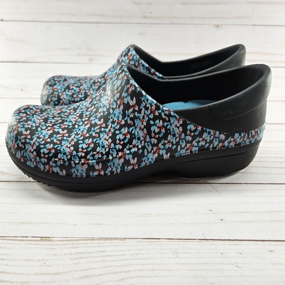 Crocs Neria‎ Pro Slip Resistant Clogs 204046 Womens Size 6 Floral Blue Black - Picture 4 of 10